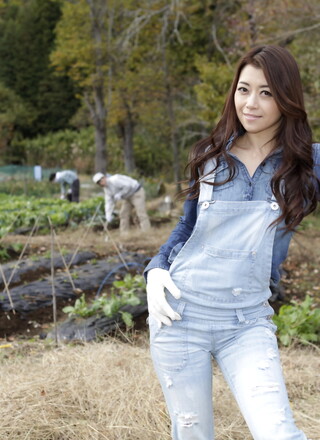 Farmer girl Maki Hojo gets naked in a field in front her coworkers