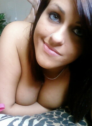Selfshot pictures from chubby teen with big tits on her bed