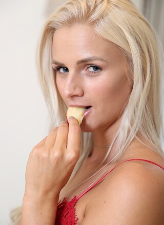 Blonde babe Katy Sky drips orange juice all over her naked body.