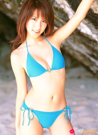 Petite gravure idol babe with soft plumo boobs in a bikini